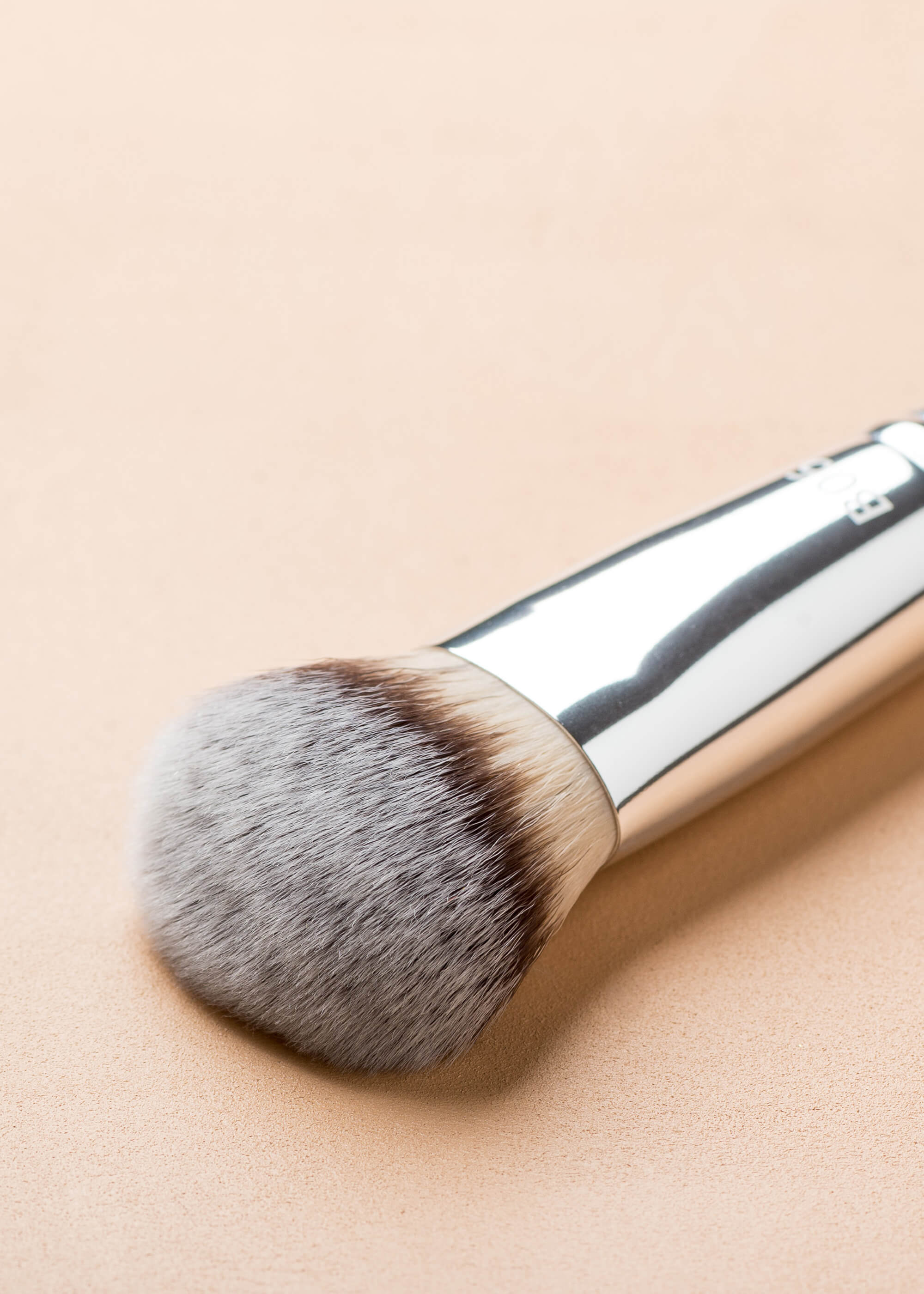 B06 taklon - Contoured Foundation Pinsel