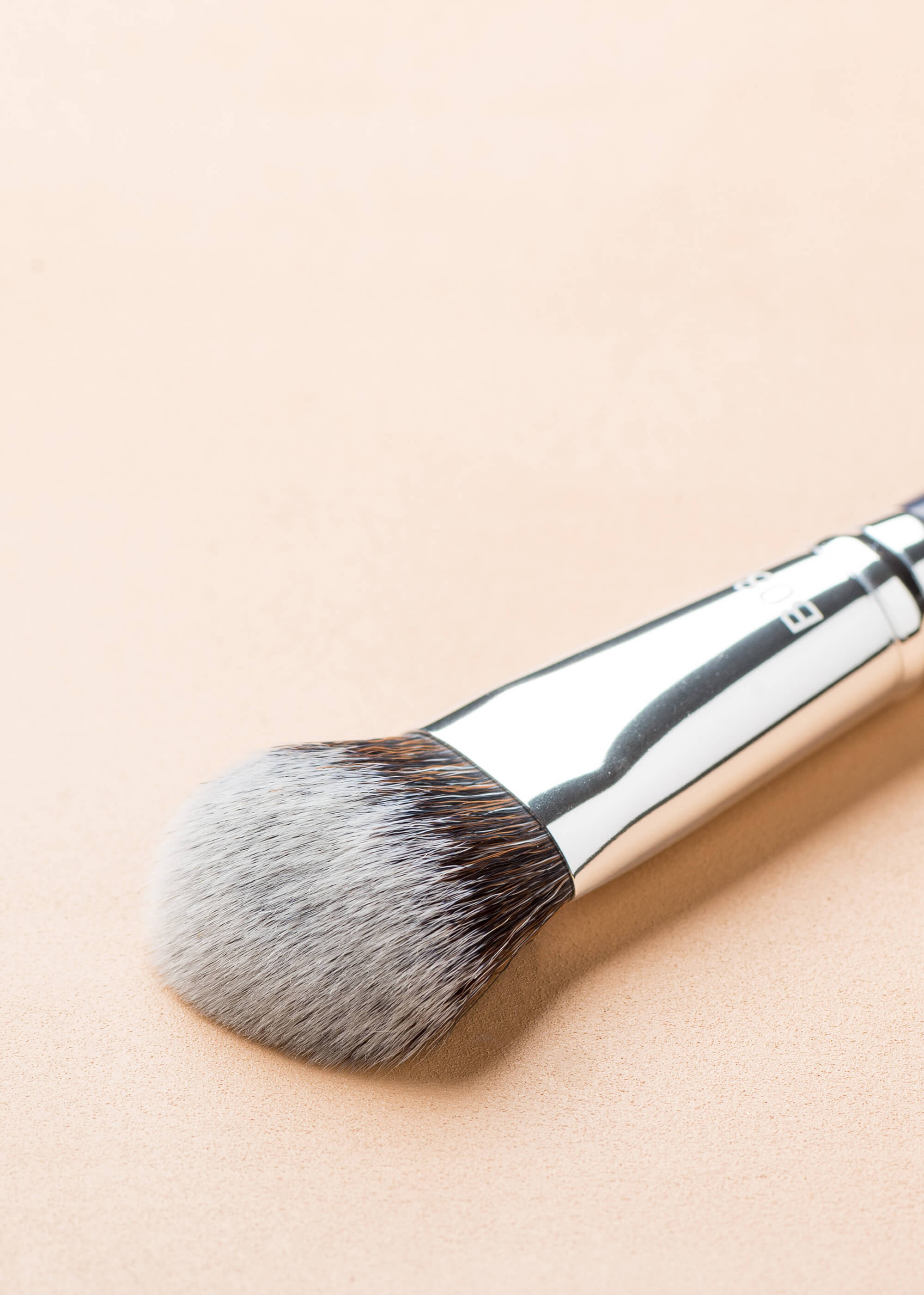B08 Taklon – Small Contoured Foundation Pinsel