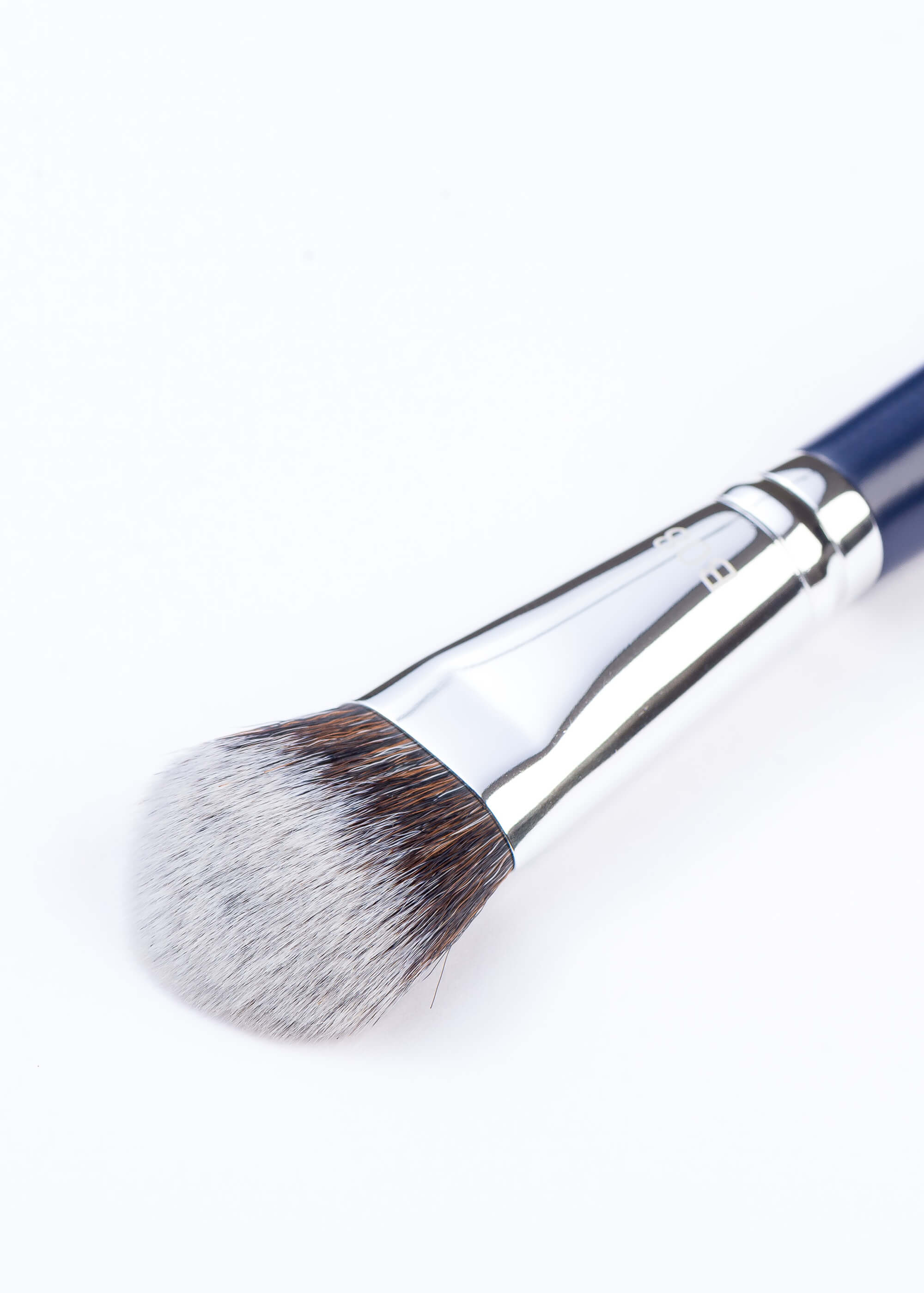 B08 Taklon – Small Contoured Foundation Pinsel